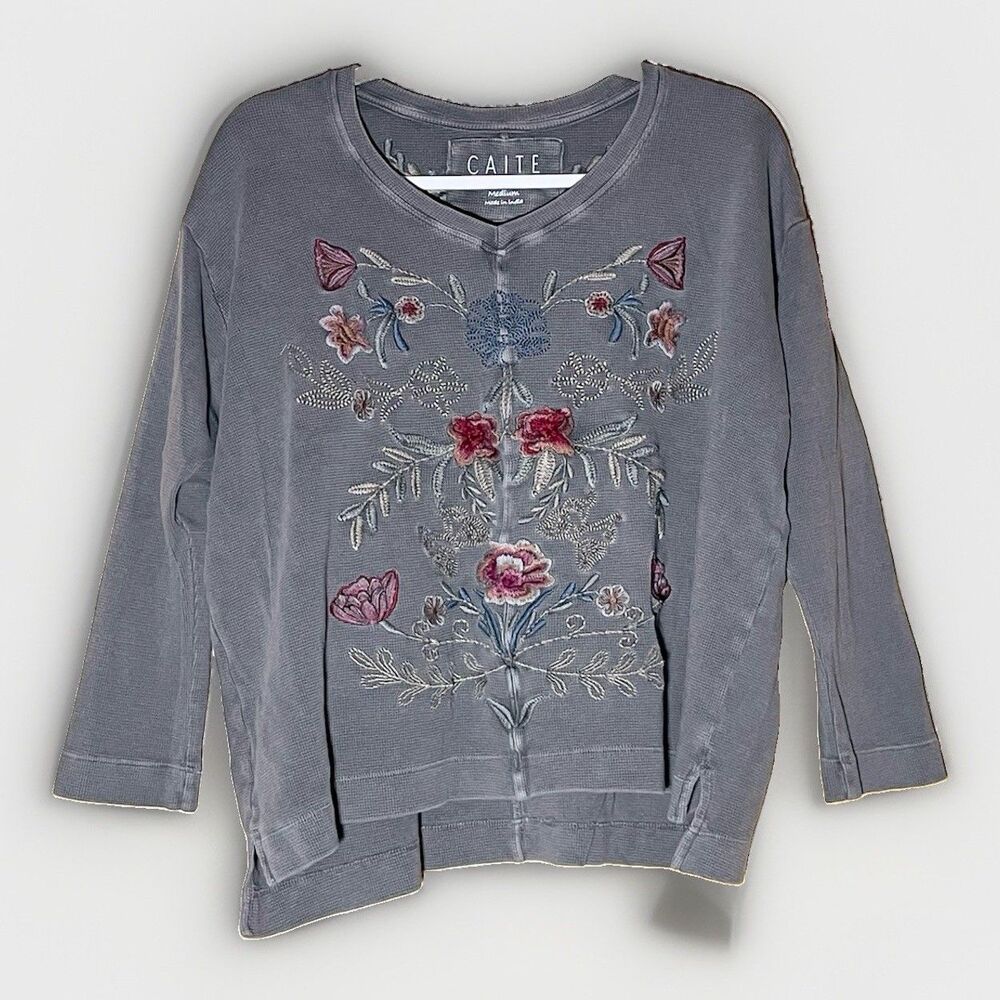 CAITE Top M Gray Waffle Knit Floral Embroidered Boho Artsy Cottagecore Lagenlook